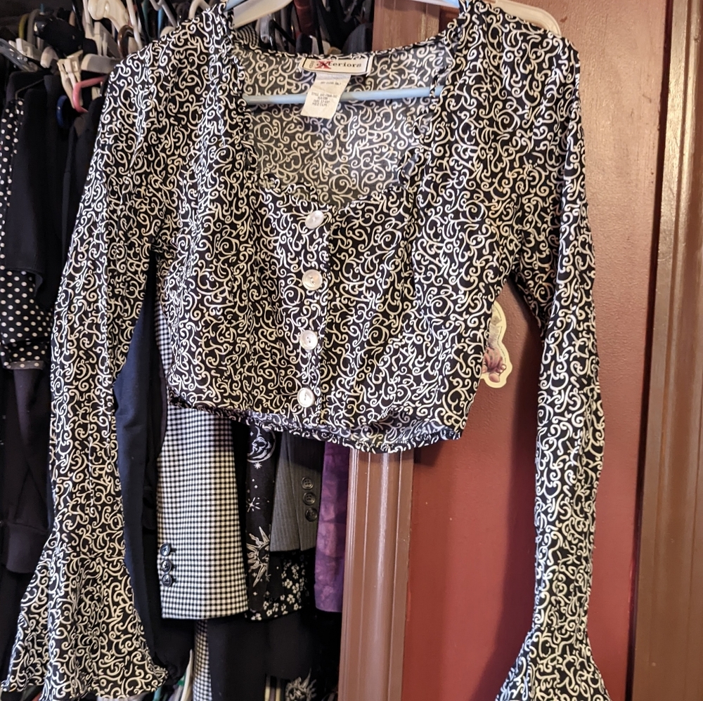 Vintage crop top with belled sleeves